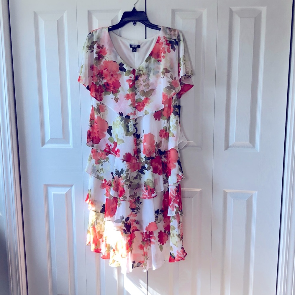 NWT SLNY White Summer Dress w Floral accents